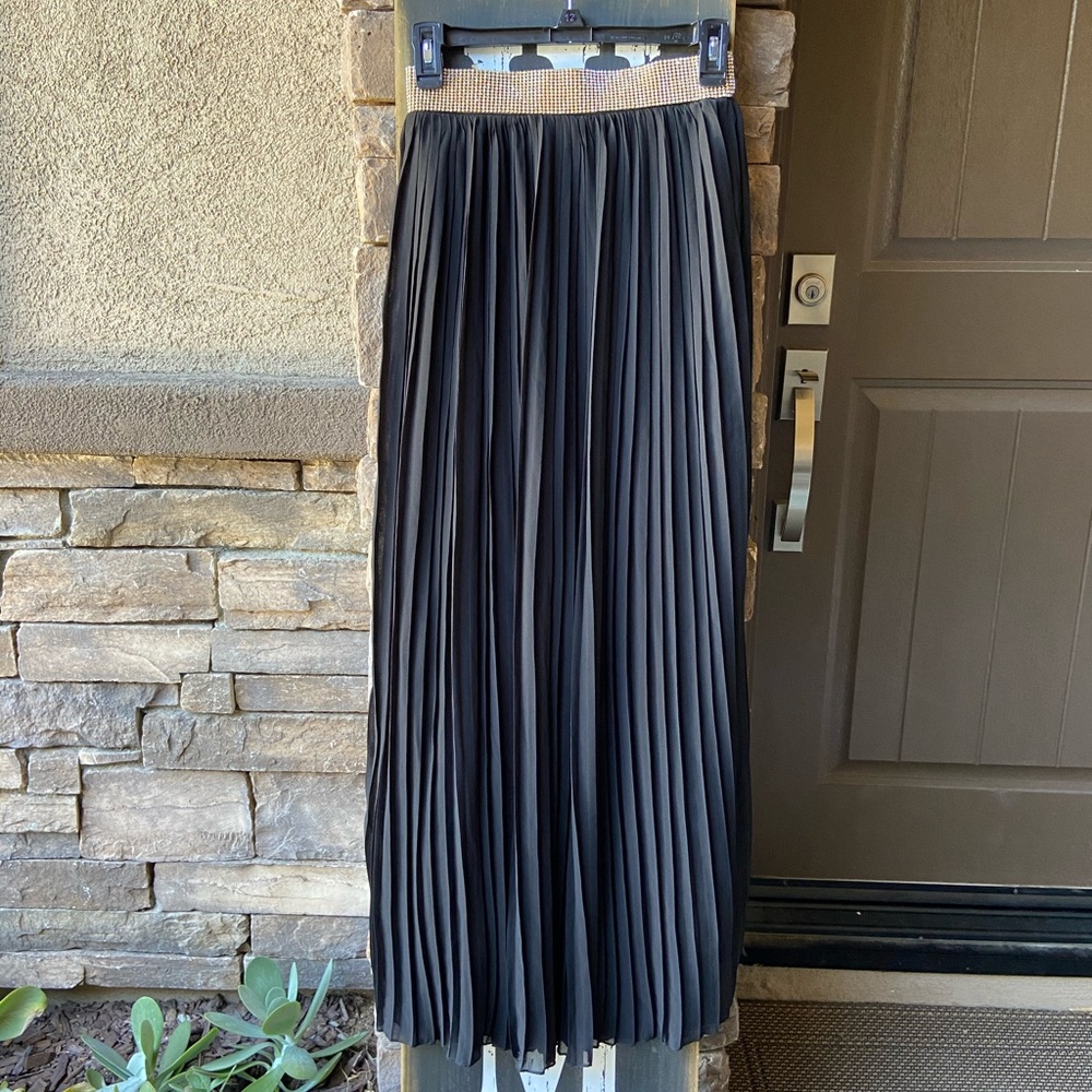 BOUTIQUE RHINESTONE PLEATED BLACK MAXI SKIRT